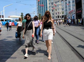 İSTİKLAL CADDESİ'NDE BAYRAM YOĞUNLUĞU