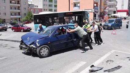 Otomobil ile hafif ticari araç çarpıştı: 4 yaralı