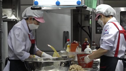 "힘내라 한국"...하루 세 끼 도시락에 담긴 응원 / YTN