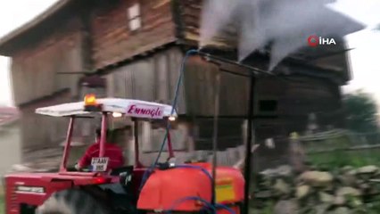 Muhtar köyü sineklere karşı ilaçlıyor