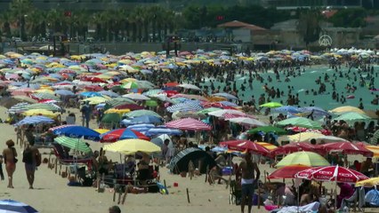 İZMİR - Tatilci yoğunluğu yaşanan Çeşme'de günlük nüfus 1 milyonu aşıyor