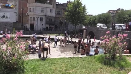 Son dakika gündem: DİYARBAKIR - Sıcaktan bunalan çocuklar süs havuzunu doldurdu