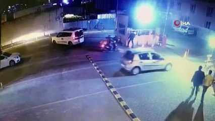 Otomobil yatan köpeğin üzerinden geçti