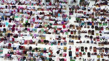 Indonésie: les musulmans réunis en nombre pour l'Aïd malgré la flambée du virus