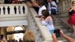 Antivax - Des dizaines de personnes pénètrent dans l'Hôtel de Ville de Chambéry et décrochent le portrait d'Emmanuel Macron - La mairie 