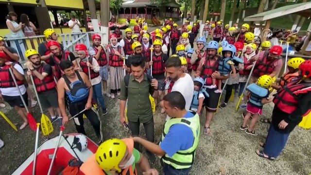 DÜZCE - Maceraseverler bayram tatilinin tadını Melen Çayı'nda rafting yaparak çıkardı