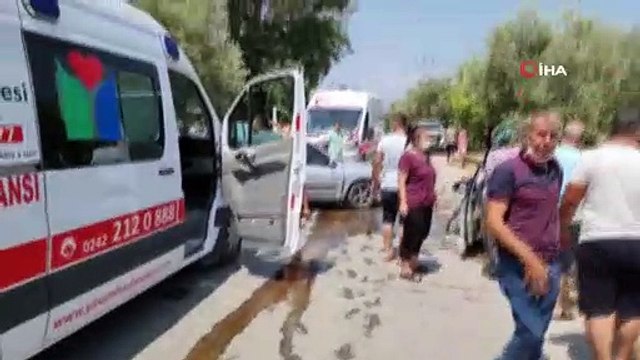 Otomobiller kafa kafaya çarpıştı: 4 yaralı