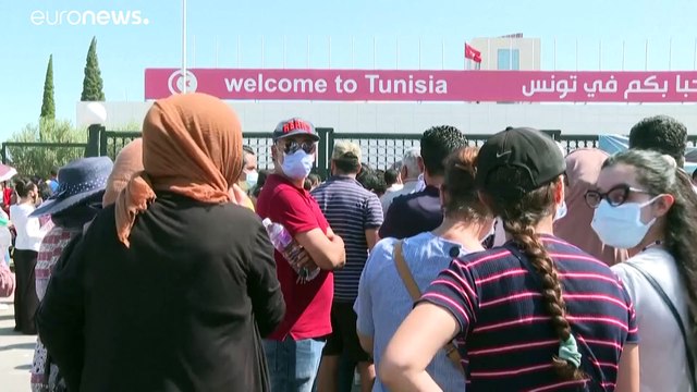 Face à la flambée de l'épidémie, les Tunisiens se ruent sur les vaccins