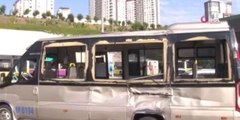 Küçükçekmece'de belediye otobüsü ile dolmuş çarpıştı: 11 yaralı
