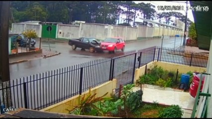 Dentro de quatro dias, muro é derrubado por dois acidentes