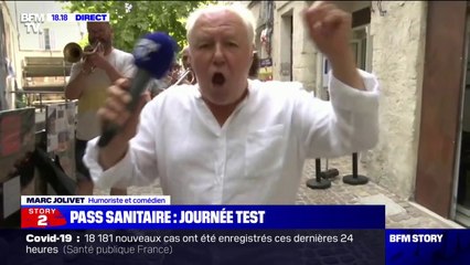 L'humoriste Marc Jolivet interprète une chanson en hommage au second degré depuis les rues d'Avignon