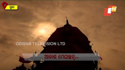 Silhouettes Of Chariots Parked In Front Of The Srimandir On The Backdrop Of An Overcast Sky
