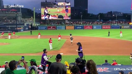Il fait sa demande en mariage au Worcester  Red Sox game et se prend un énorme vent