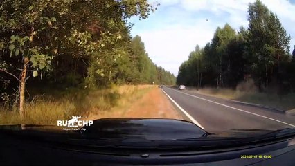 Il évite un idiot qui fait demi tour en pleine route... bon réflexe