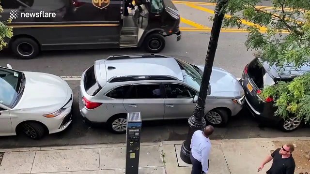 Il réussit à sortir de sa place de parking alors que ce n'était pas gagné