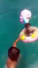 Ils repêchent une fillette sur une bouée emportée au large à cause du vent (Tunisie)