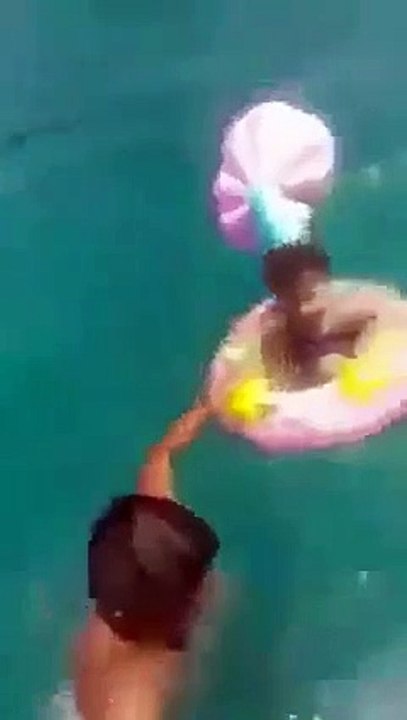 Ils repêchent une fillette sur une bouée emportée au large à cause du vent (Tunisie)