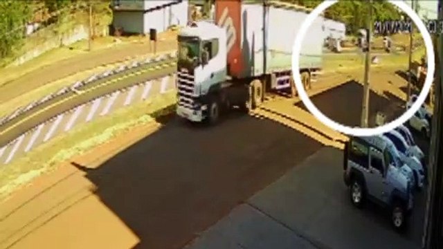 Câmera mostra motorista capotando veículo às margens da BR-277