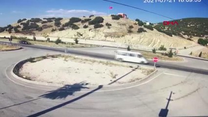 Son dakika haberi! OTOMOBİLLE ÇARPIŞAN MİNİBÜS İKİYE BÖLÜNDÜ; KAZA KAMERADA
