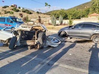 Kaza yürekleri ağza getirdi! Şiddetli çarpışmada minibüs ikiye bölündü