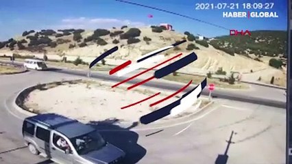 Isparta'da meydana gelen kazada minibüs ikiye bölündü