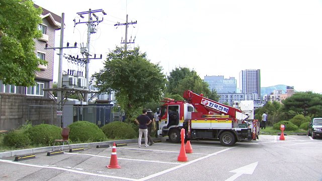 무더위에 춘천지방법원 변압기 터져...법정 내부 정전 / YTN