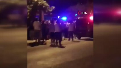 Bursa'da hareketli dakikalar...Mahalleli, bıçaklı yaralama şüphelisinin saklandığı evi taşladı