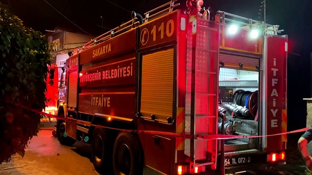 SAKARYA - Yangın çıkan ahşap ev kullanılamaz hale geldi