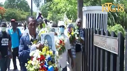 Responsab Debloke Ayiti yo depoze yon jèb flè devan MUPANAH nan memwa prezidan Jovenel Moïse