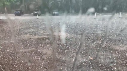 Video herunterladen: Severe thunderstorms slam parts of the Northeast