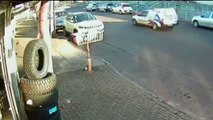 Câmera flagra colisão seguida de capotamento na Av. Brasil, esquina com a Rua Rafael Picoli, no Centro
