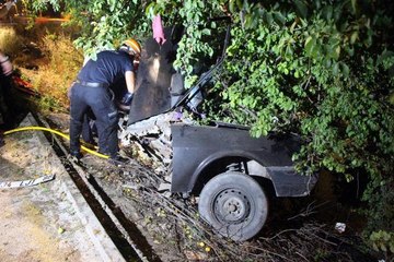 AĞACA ÇARPIP, İKİYE KATLANAN OTOMOBİLDE SIKIŞAN SÜRÜCÜ AĞIR YARALANDI