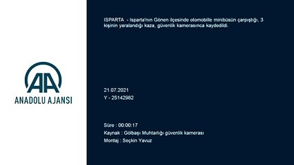 ISPARTA - Otomobille minibüsün çarpıştığı kaza kamerada