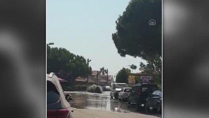 Kuşadası'nda patlayan kanalizasyonun suyu denize döküldü