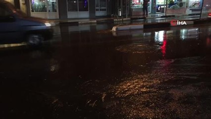 Alaşehir'de sağanak yağış sonrası caddeler göle döndü
