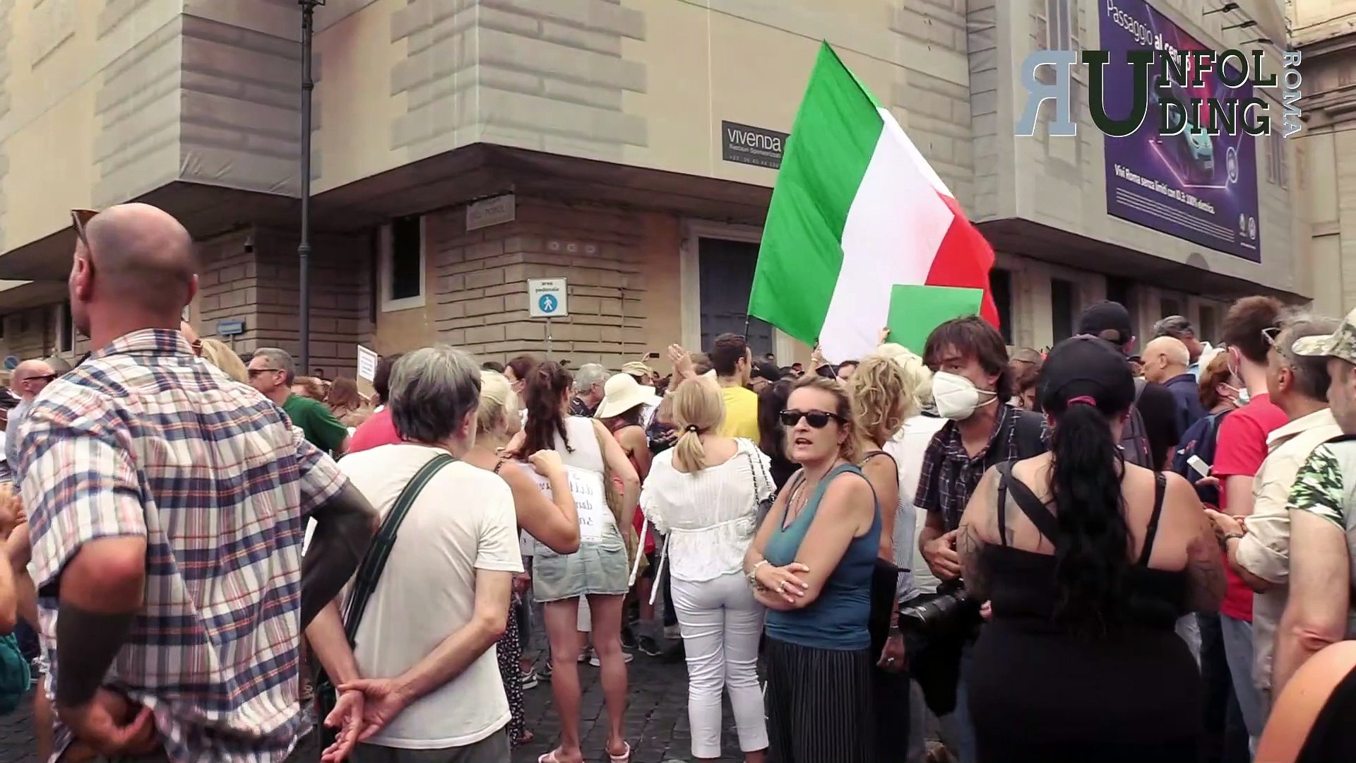 MANIFESTAZIONI IN TUTTA ITALIA CONTRO IL CERTIFICATO VERDE PER ENTRARE IN BAR E RISTORANTI: A ROMA L
