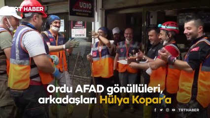 Sel bölgesinde görevli AFAD gönüllerinden arkadaşlarına doğum günü sürprizi