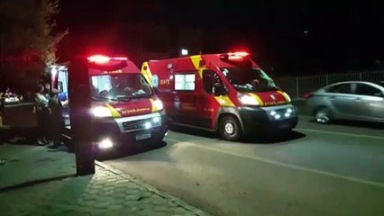 Forte colisão de trânsito na esquina das ruas Nereu Ramos e Pernambuco deixa casal ferido