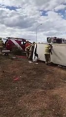 Vídeo: após bater em caminhão, motorista fica preso em van de fast food no DF