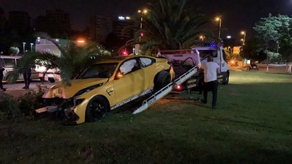 CADDEBOSTAN SAHİLİ'NDE LÜKS OTOMOBİLİYLE KAZA YAPAN SÜRÜCÜ KAÇTI