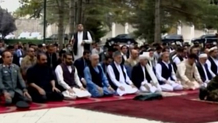 Momen Presiden Afghanistan Tetap Khusyuk Salat Id Meski Dihantam Serangan Roket