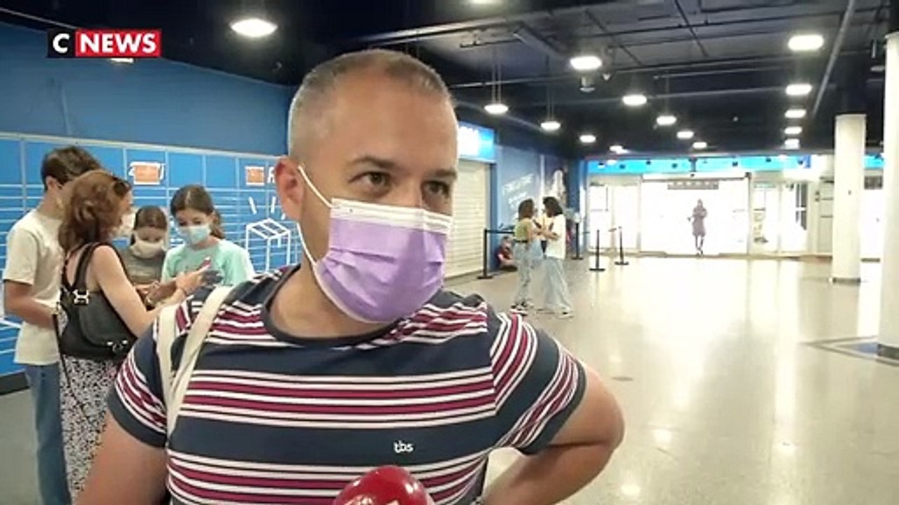 Coronavirus - Forte baisse de fréquentation célèbre parc aquatique Aquaboulevard  à Paris après la mise en place hier du Pass Sanitaire pour la première fois