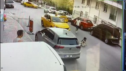 ESENYURT'TA TAKSİNİN ÇOCUĞA ÇARPMA ANI KAMERADA