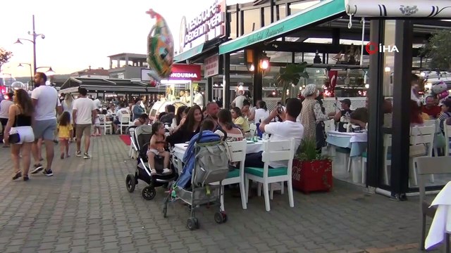Ayvalık’ta bayram yoğunluğu devam ediyor...Cunda Adası’na giriş yolu yoğunluk nedeniyle 4 saat kapatıldı