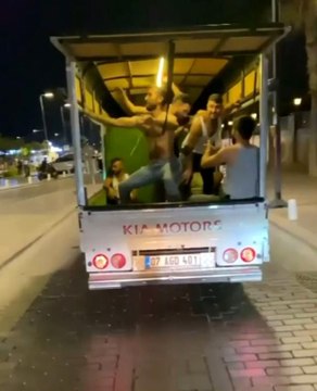 Eğlencenin dozunu kaçırıp, kamyonet kasasında kendilerinden geçtiler