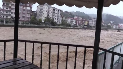 Fındıklı'da sağanak nedeniyle dereler taştı (5)