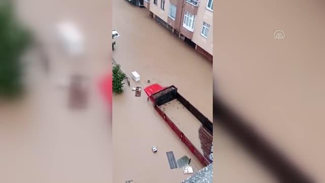 Arhavi'de derenin taşması sonucu bazı ev ve iş yerlerini su bastı - Sel suyuna kapılan otomobil (2)