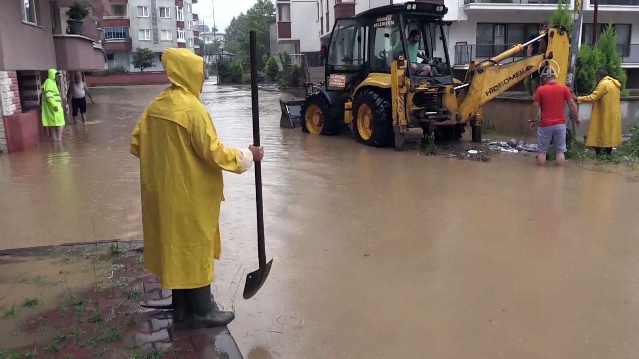 RİZE - Fındıklı'da sağanak nedeniyle dereler taştı (5)