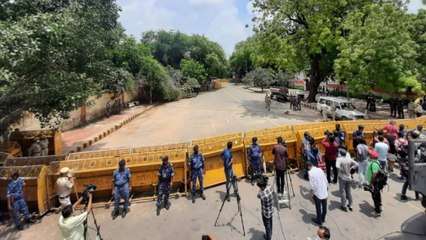 Скачать видео: Farmers' leave for Jantar Mantar, security forces deployed