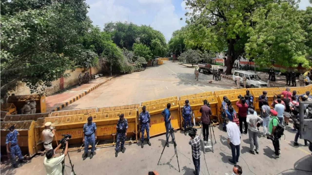 Farmers' leave for Jantar Mantar, security forc...